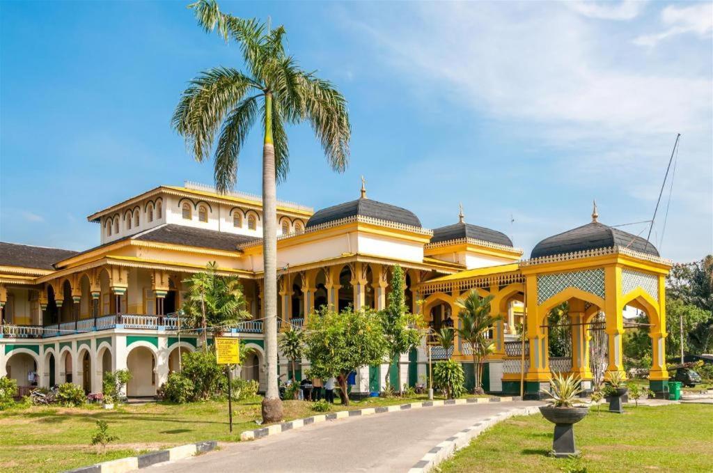 Oyo 1557 Bungas Guest House Medan Buitenkant foto