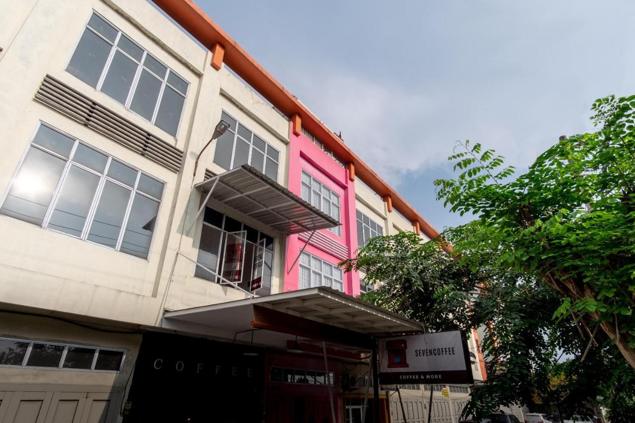 Oyo 1557 Bungas Guest House Medan Buitenkant foto