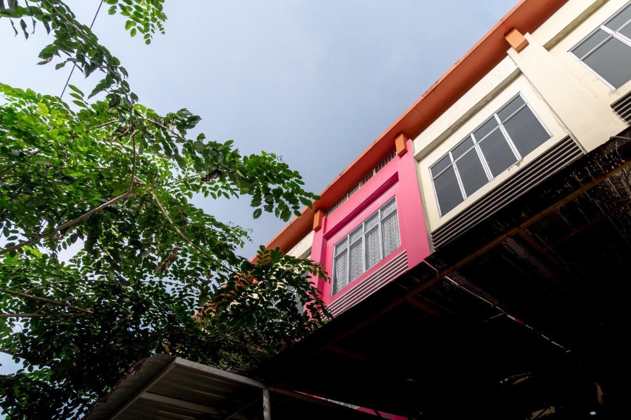 Oyo 1557 Bungas Guest House Medan Buitenkant foto