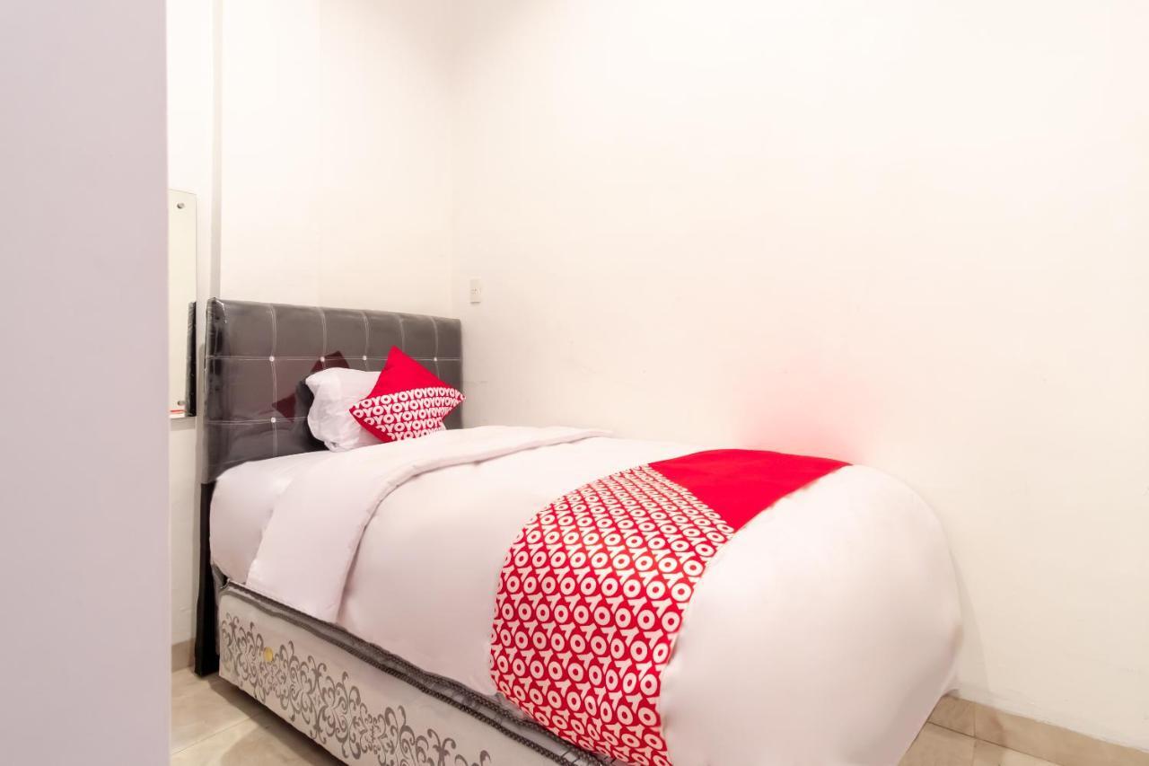 Oyo 1557 Bungas Guest House Medan Buitenkant foto
