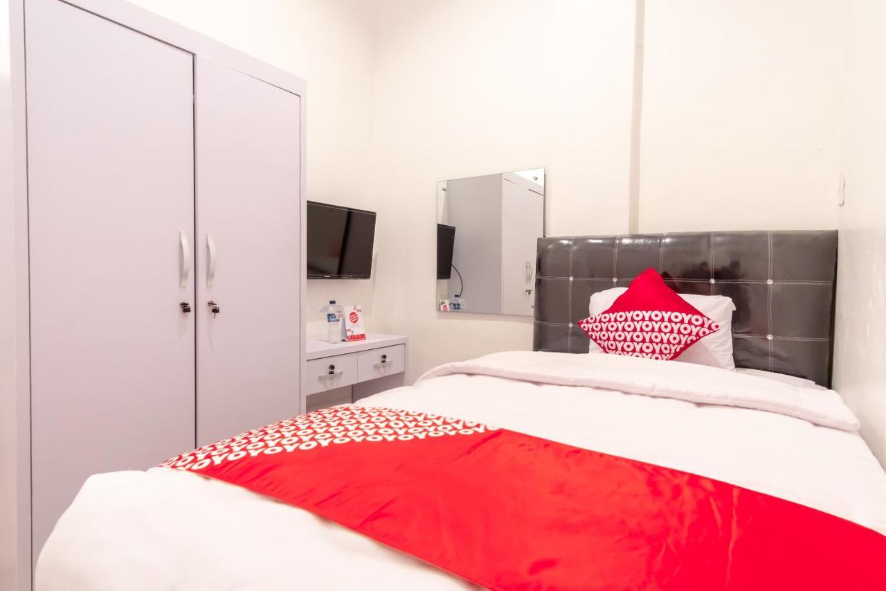 Oyo 1557 Bungas Guest House Medan Buitenkant foto