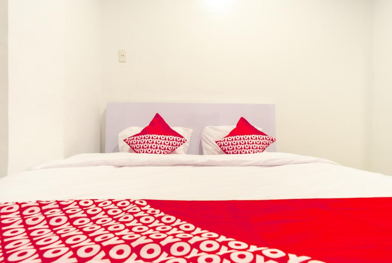 Oyo 1557 Bungas Guest House Medan Buitenkant foto