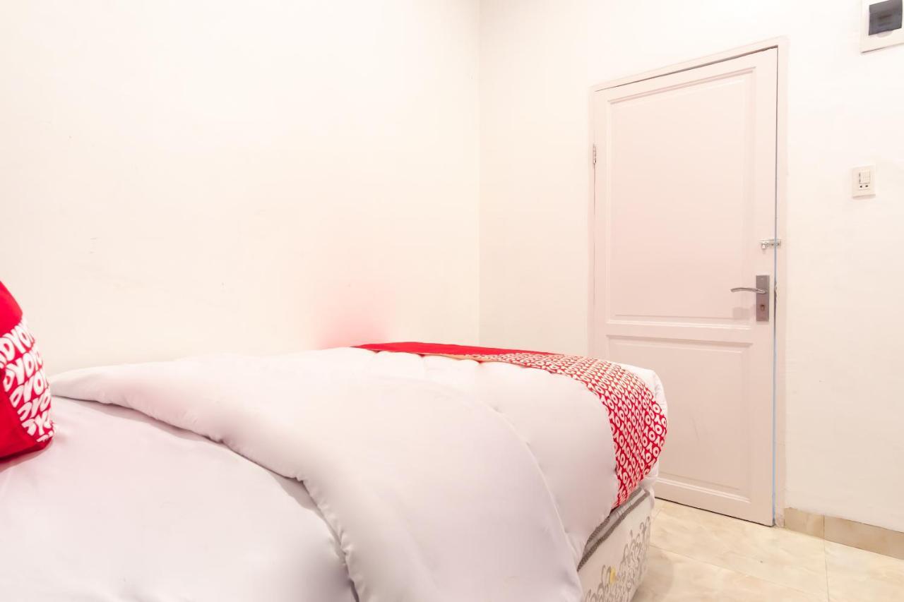Oyo 1557 Bungas Guest House Medan Buitenkant foto