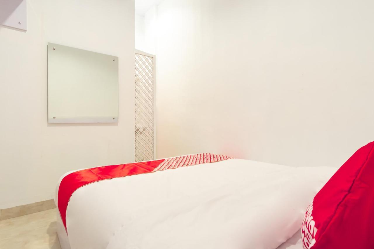 Oyo 1557 Bungas Guest House Medan Buitenkant foto