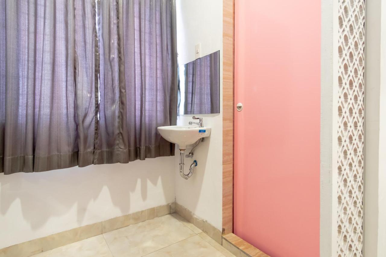 Oyo 1557 Bungas Guest House Medan Buitenkant foto