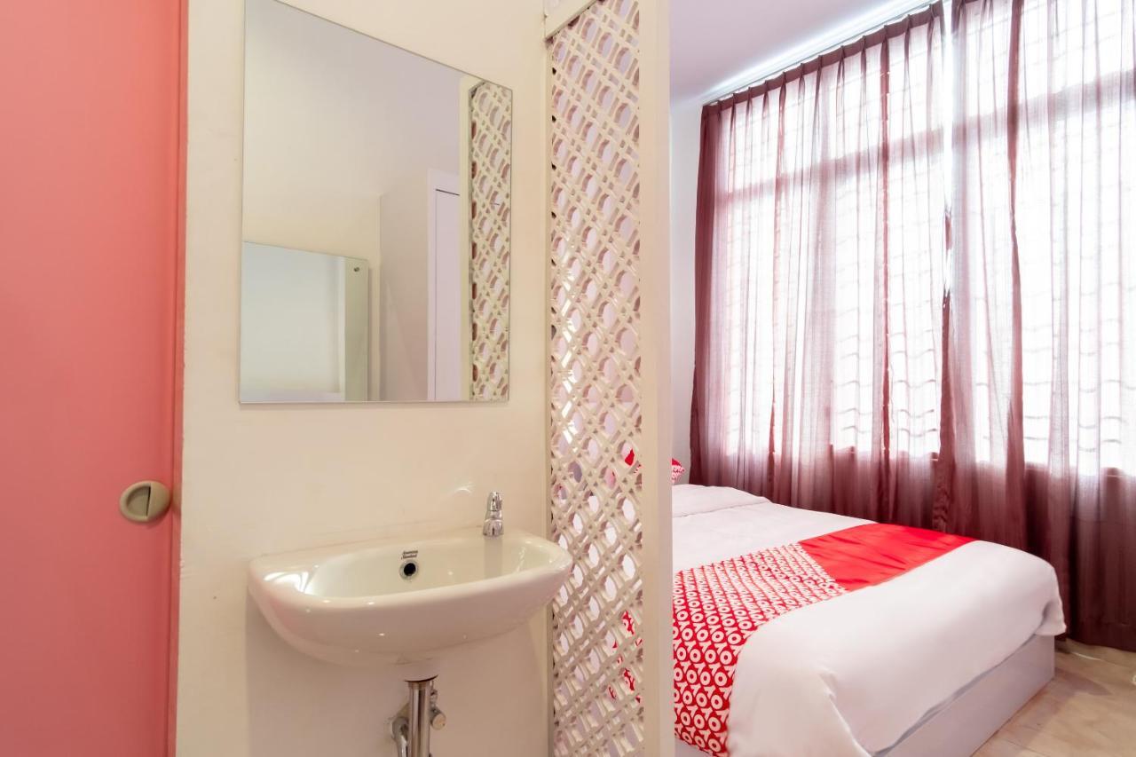 Oyo 1557 Bungas Guest House Medan Buitenkant foto